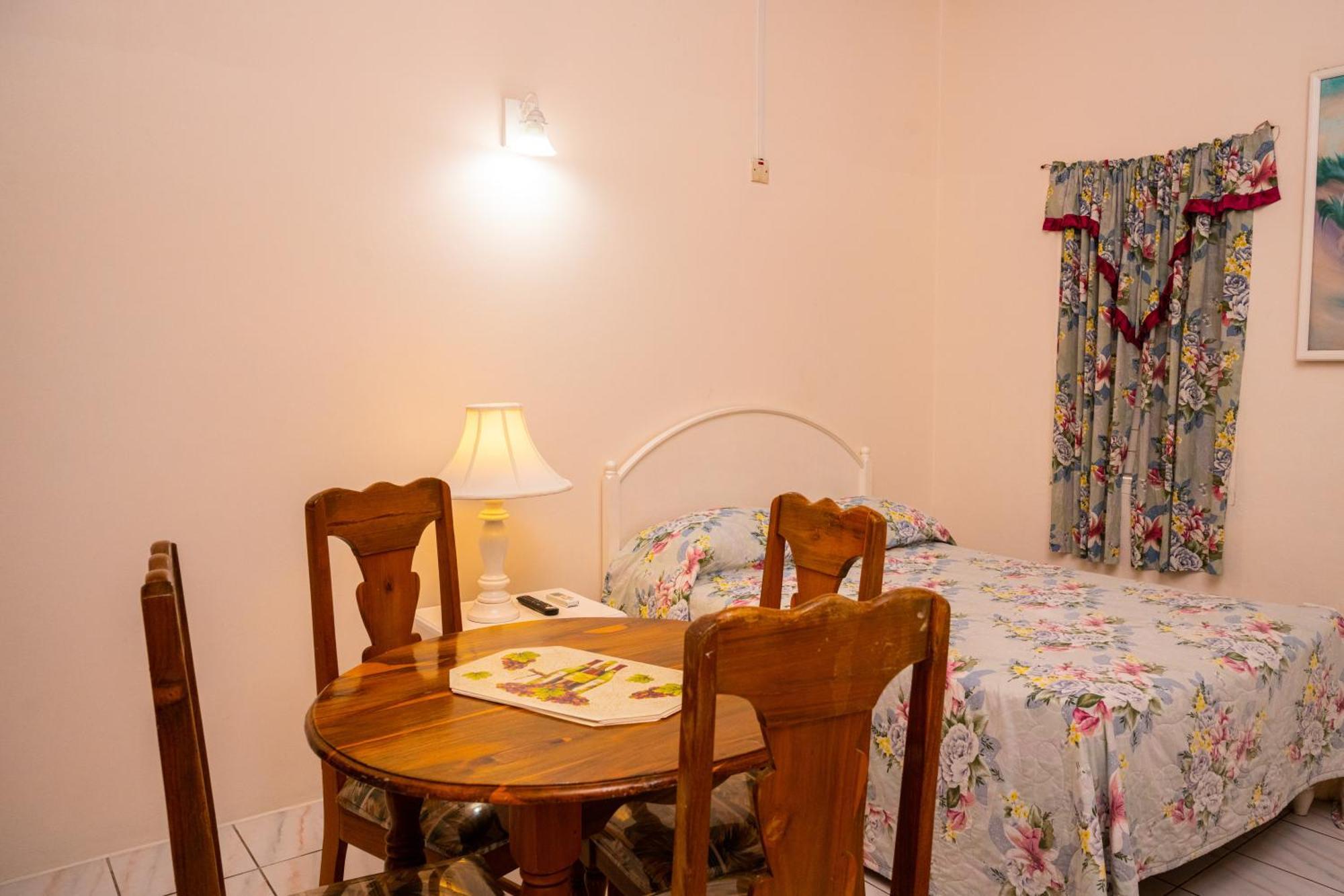 Shields Negril Villas Номер фото