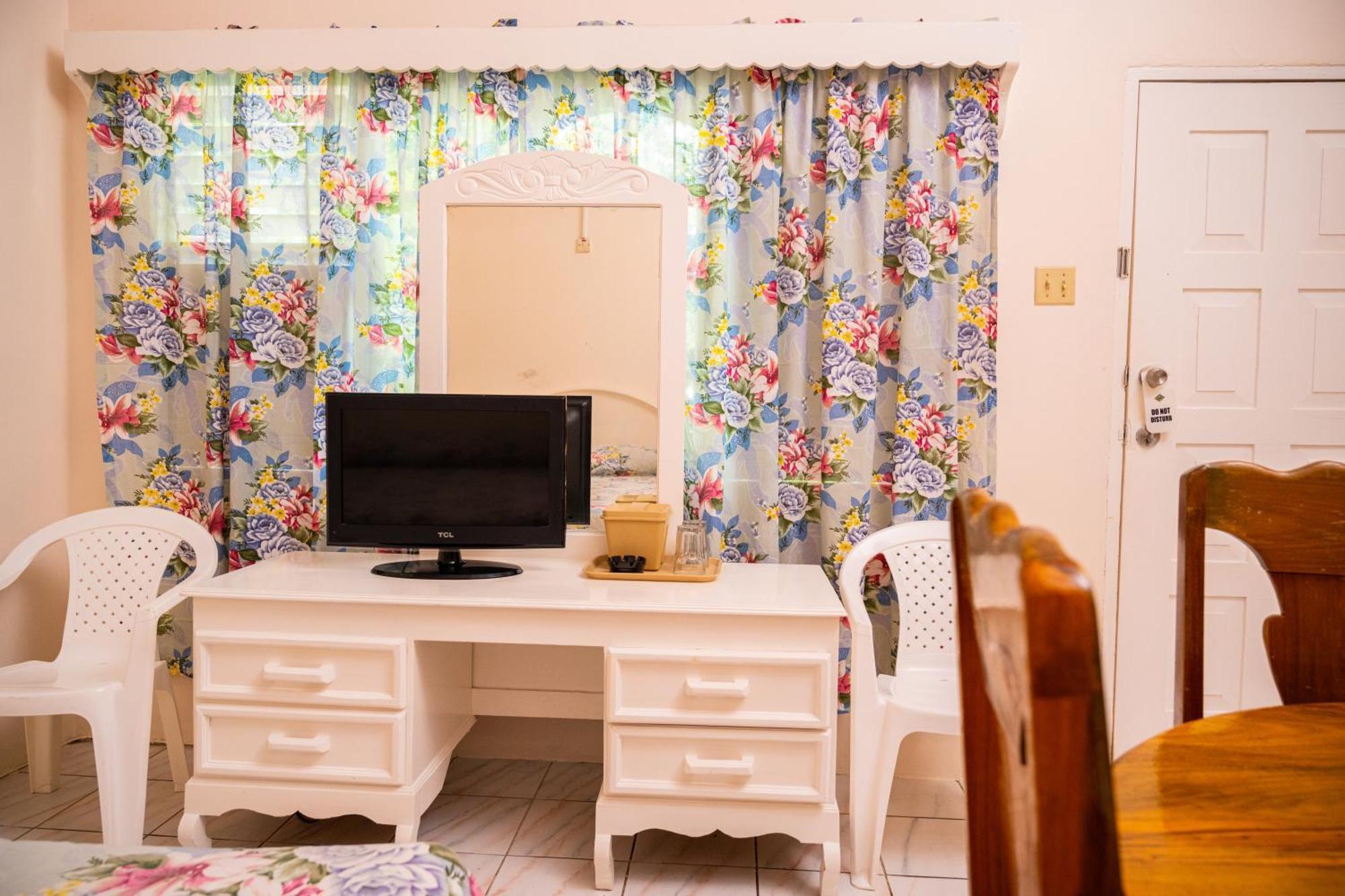 Shields Negril Villas Номер фото